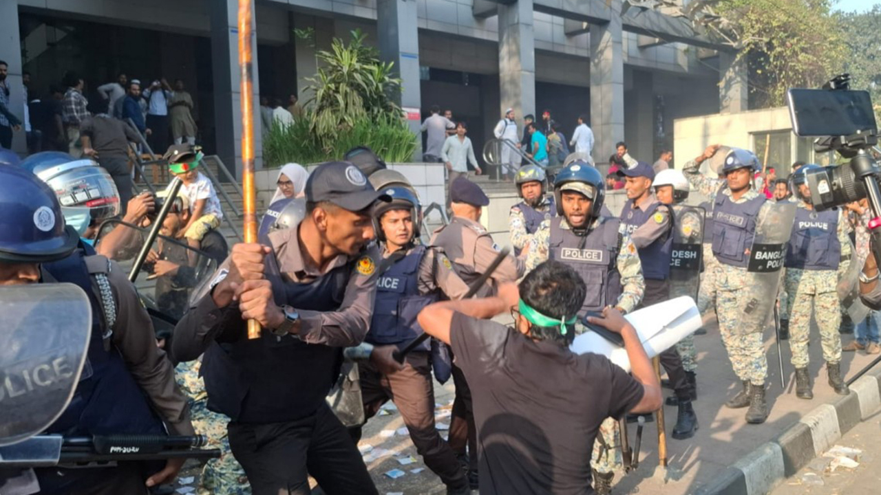 প্রধান উপদেষ্টার নিরাপত্তা নিশ্চিত করতে সংঘর্ষ, ডিএমপির ১৬ পুলিশ আহত