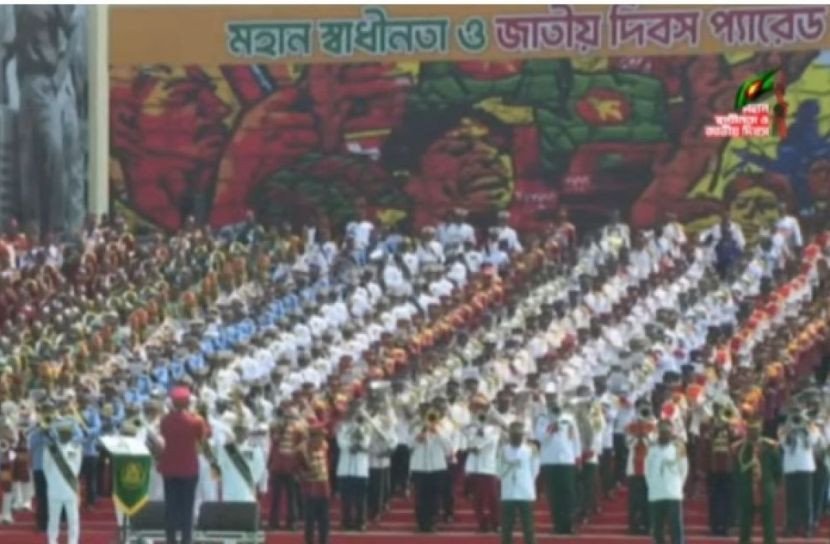 বর্ণাঢ্য কুচকাওয়াজে স্বাধীনতা দিবস উদযাপন