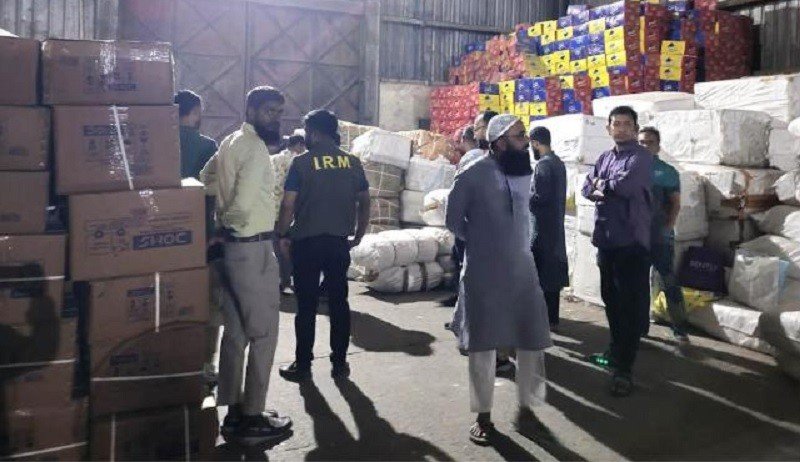 বেনাপোল স্থলবন্দরে ঘোষণা বহির্ভূত প্রায় ৬ কোটি টাকার শাড়ি-থ্রি পিস ও প্রসাধনী আটক