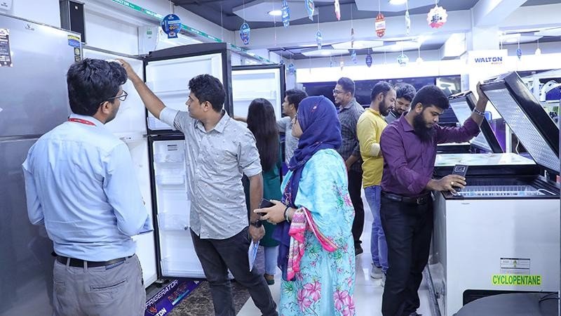 ঈদ কেনাকাটায় ফ্রিজ বিক্রিতে উচ্ছ্বাস, ক্রেতার পছন্দে ওয়ালটনের আধিপত্য