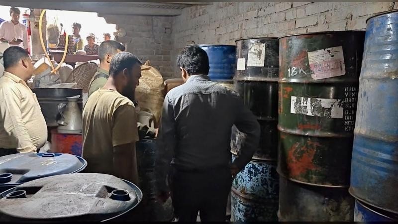 নাটোরে তেল মজুদ করে বেশি দামে বিক্রির অভিযোগে, ব্যবসায়ীকে জরিমানা