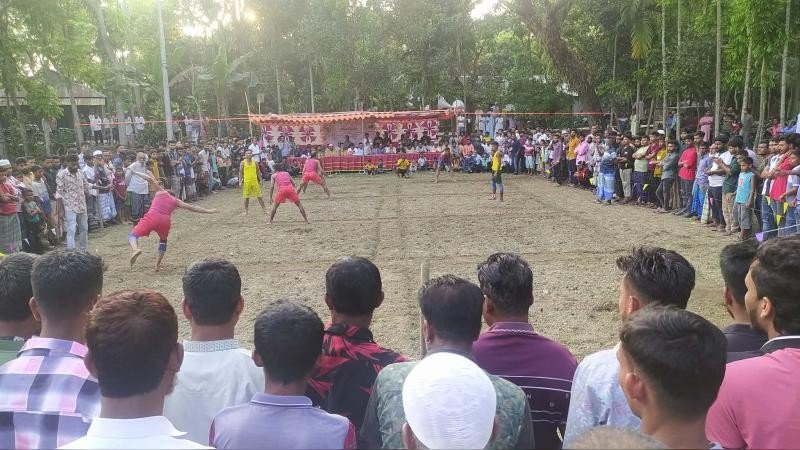 বিলুপ্তপ্রায় দাঁড়িয়াবান্ধা খেলা দেখতে হাজারো মানুষের উপচেপড়া ভিড়