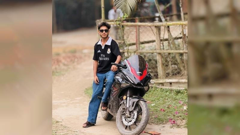 পাকুন্দিয়ায় মাইক্রোবাস-মোটরসাইকেল সংঘর্ষে কলেজছাত্র নিহত
