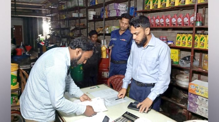 নান্দাইলে তথ্য প্রতিমন্ত্রীর নির্দেশনায় জ্বালানি তেলের অবৈধ মজুদকারী দুই ব্যাবসায়ীকে জরিমানা