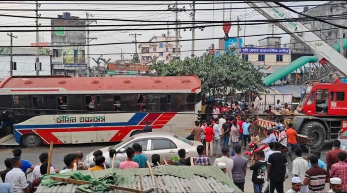 গাজীপুরের বাঘের বাজারে নিয়ন্ত্রণ হারিয়ে সড়ক বিভাজনে উঠল যাত্রীবাহী বাস
