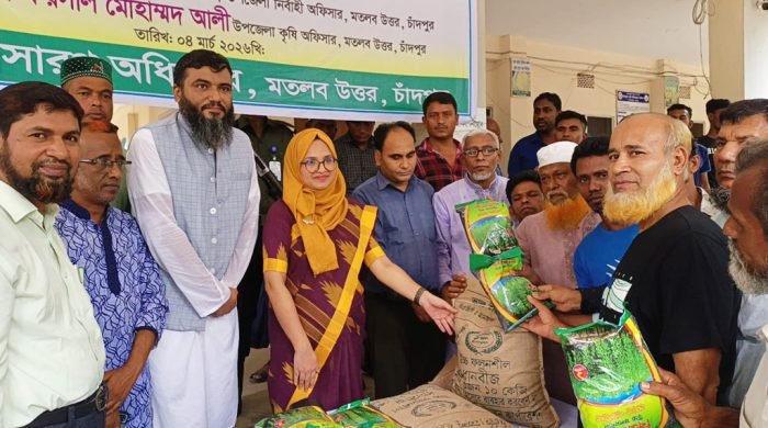 মতলব উত্তরে বিনামূল্যে পাট, আউশ বীজ এবং রাসায়নিক সার বিতরণের উদ্বোধন