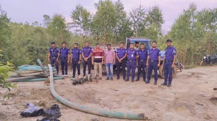 চরম্বায় বালু মহলে অভিযান ৩টি ডিজেল ইঞ্জিন, ৫০০ফুট পাইপ ও ০৫টি বেলচা জব্দ,থানায় মামলা দায়ের