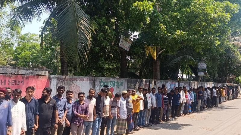 মোংলায় মামলা প্রত্যাহার ও নেতা-কর্মীদের নিঃশর্ত মুক্তির দাবিতে বিএনপির মানববন্ধন