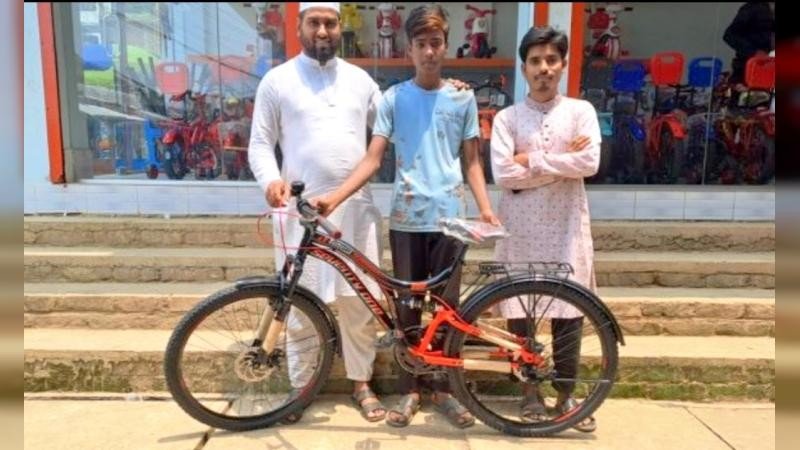 লেখাপড়ায় শিক্ষার্থীকে উৎসাহ দিতে জামায়াত নেতার সাইকেল উপহার