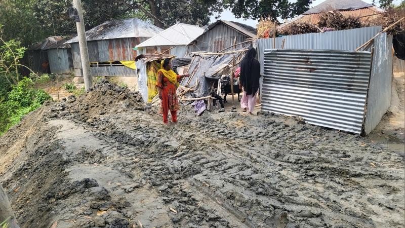 ভূমিহীন পরিবারের বাড়ি ভাঙচুরের অভিযোগ, থানায় লিখিত অভিযোগ