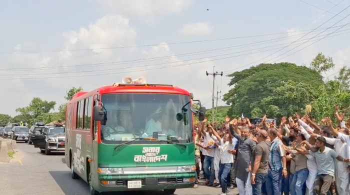 গজারিয়ায় মহাসড়কে জনতার ঢল, হাত নেড়ে নেতাকর্মীদের অভিবাদন জানান তারেক রহমান