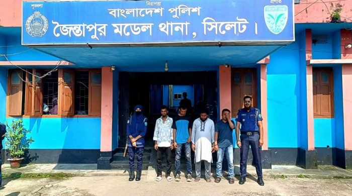জৈন্তাপুরে তিনতলা বিল্ডিং হতে মানবপাচারকারীসহ আটক ১৪