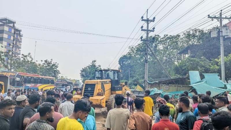 নজরুল জয়ন্তী উপলক্ষে ভালুকায় মহাসড়কে উচ্ছেদ অভিযান