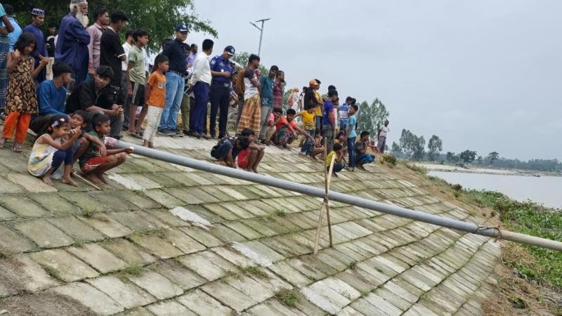 ভূরুঙ্গামারীতে দুধকুমার নদে প্রশাসনের অভিযানে পালিয়ে গেল ড্রেজার মালিক