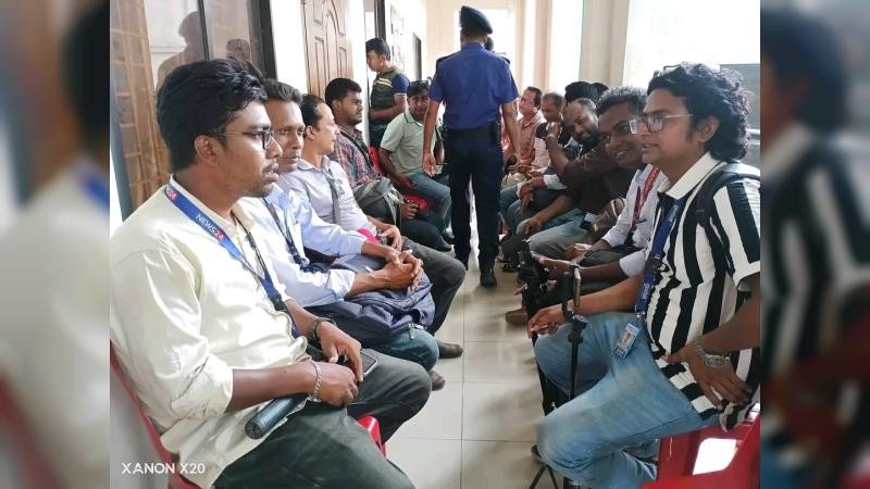 রাজবাড়ীতে মন্ত্রী-প্রতিমন্ত্রীর অনুষ্ঠানে ঢুকতে না পেরে সাংবাদিকদের ক্ষোভ