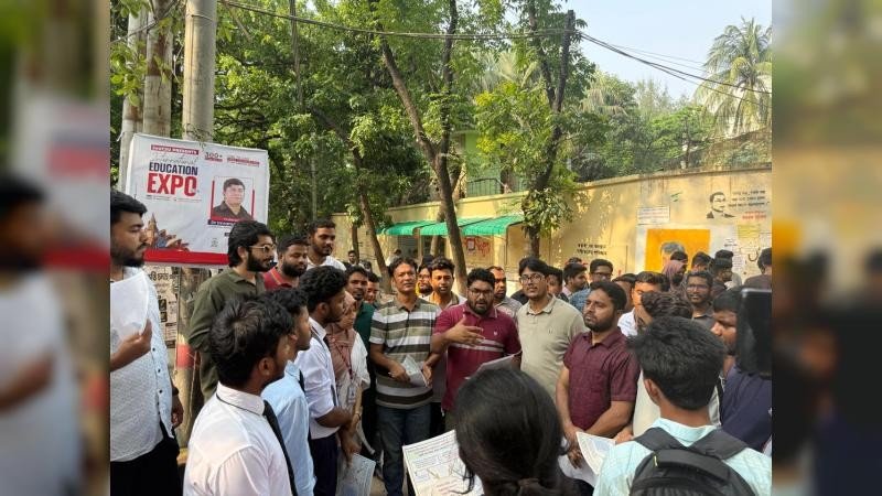 জুলাই সনদ বাস্তবায়নে বিএনপি অঙ্গীকারবদ্ধ: জবিতে ছাত্রদলের লিফলেট বিতরণ