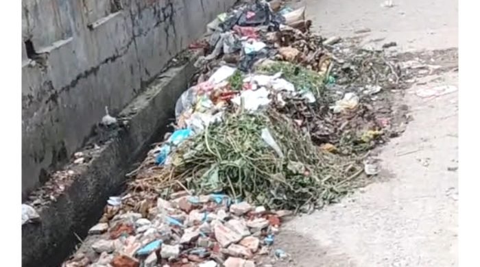 রাস্তার উপর ময়লারস্তুপ, ময়লা পানিতে সয়লাব, পথচারী চলাচলে ভোগান্তি, পৌর কর্তৃপক্ষ নীরব