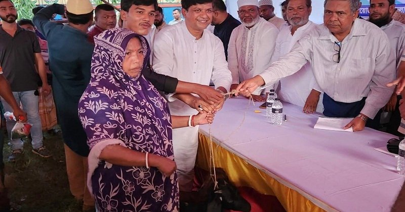 গাজীপুরে ক্ষুদ্র নৃ-গোষ্ঠীর জীবনমান উন্নয়নে ছাগল, টিন ও প্রাণিখাদ্য বিতরণ