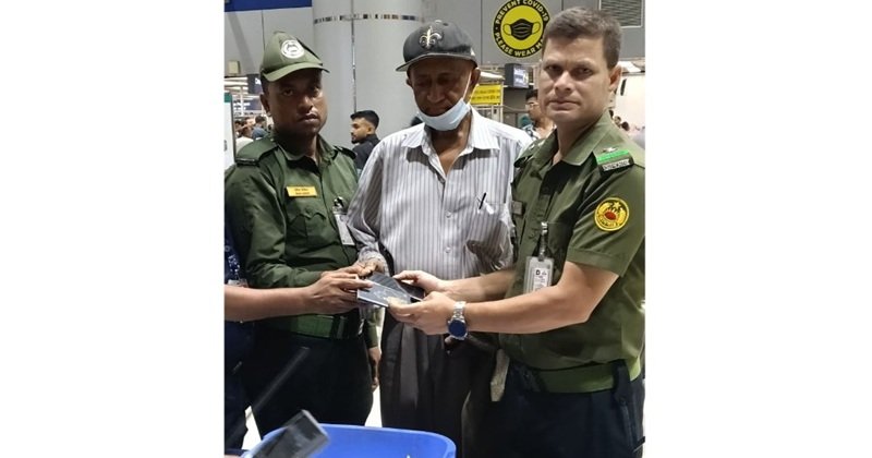 শাহজালালে আনসারের সততায় বাঁচল যাত্রীর মূল্যবান সামগ্রী