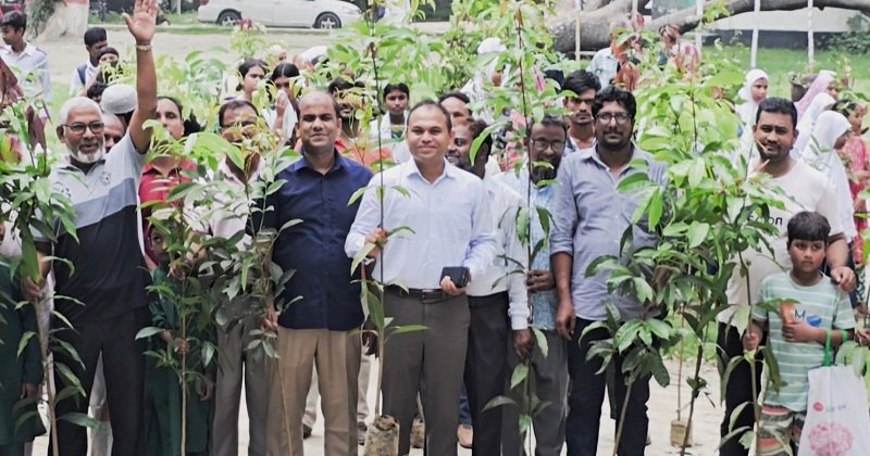 ভূঞাপুরে শিক্ষা প্রতিষ্ঠানে ফলজ, বনজ ও ঔষধি গাছের চারা বিতরণ