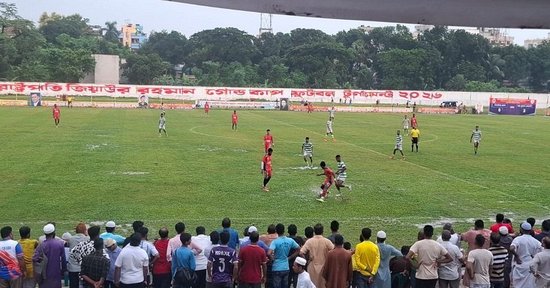 বৃষ্টিও থামাতে পারেনি গাজীপুরের বরকত স্টেডিয়ামে ফুটবল উন্মাদনা