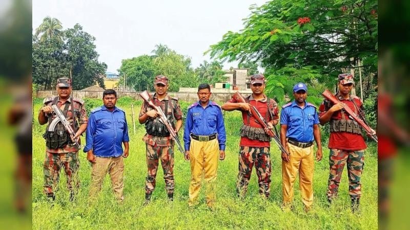 জয়পুরহাট সীমান্ত পাহাড়ায় বিজিবির সঙ্গে গ্রাম পুলিশ