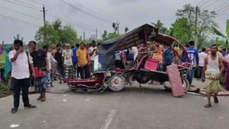 বাসের বেপরোয়া ধাক্কায় প্রাণ হারালেন ইজিবাইক চালক