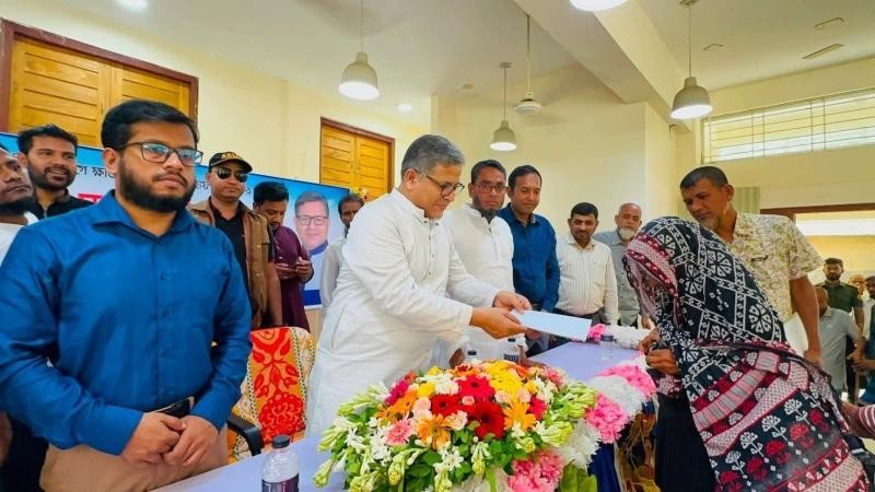 ভাঙ্গায় অগ্নিকাণ্ড ও প্রকৃতিক দুর্যোগে ক্ষতিগ্রস্তদের পাশে শহিদুল ইসলাম বাবুল