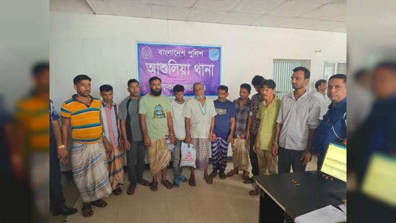 আশুলিয়ায় জুয়ার আসরে পুলিশের বিশেষ অভিযান, আটক ১১