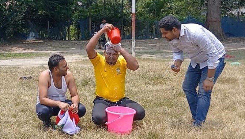 দুধ দিয়ে গোসল করে ব্রাজিল ছেড়ে ইরানের সমর্থক হলেন ২ তরুণ