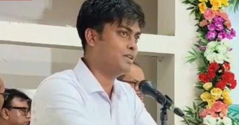 মন্ত্রীকে ৮৬ বার ‘স্যার’ ডেকে ভাইরাল যে সরকারি কর্মকর্তা!