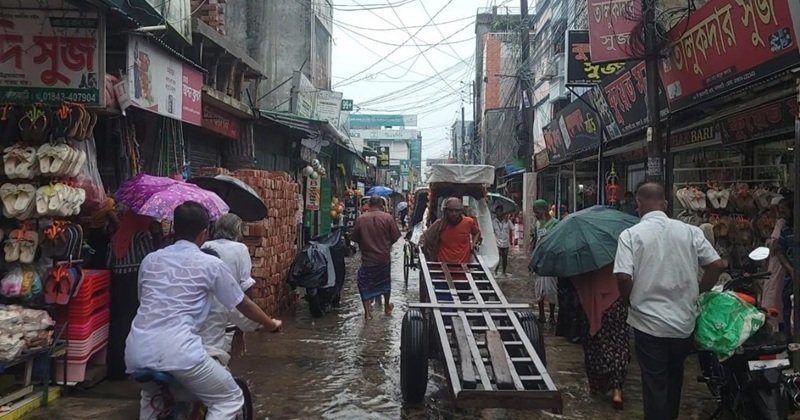 জোয়ার-বৃষ্টি ও নদীর পানি বৃদ্ধিতে ঝালকাঠিতে প্লাবন, ভাঙন আতঙ্কে তীরবর্তী মানুষ