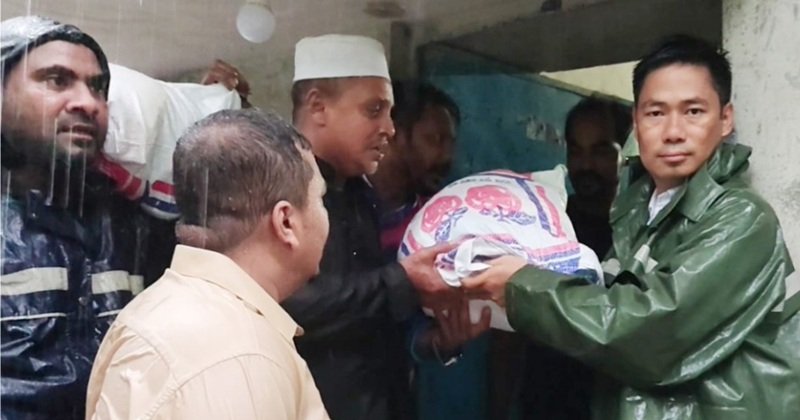টানা বৃষ্টি ও পাহাড়ি ঢলে রাউজান প্লাবিত, কোমড় পানি মাড়িয়ে দুর্গতদের দেয়া হচ্ছে ত্রান