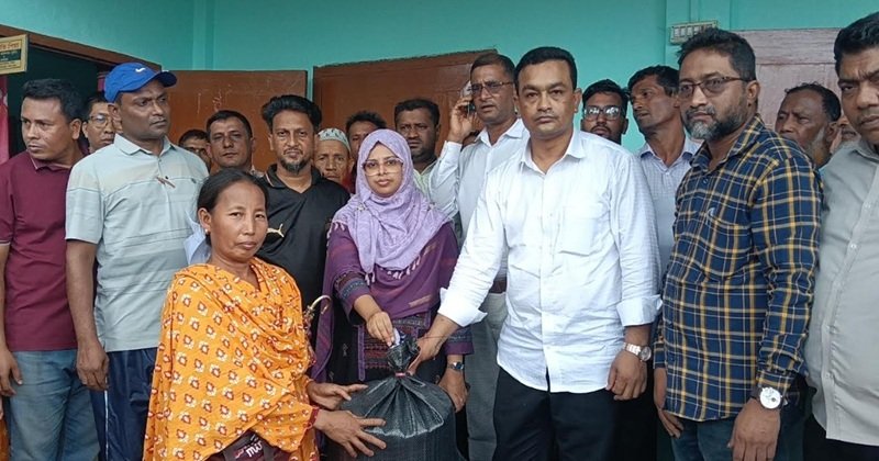 মাটিরাঙ্গায় বন্যার্তদের মাঝে ত্রাণ বিতরণ করলেন ইউএনও উম্মে তাহমিনা মিতু