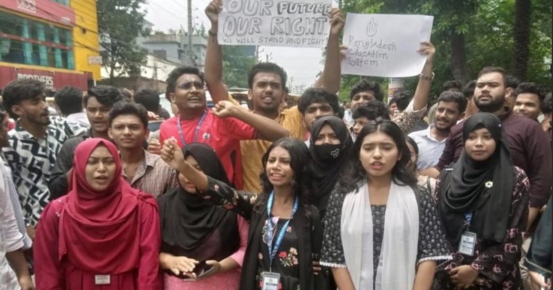 শিক্ষামন্ত্রীর পদত্যাগ দাবিতে যশোরে শিক্ষার্থীদের বিক্ষোভ