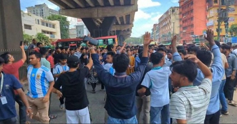 চট্টগ্রামে এইচএসসি পরীক্ষার্থীদের সড়ক অবরোধ
