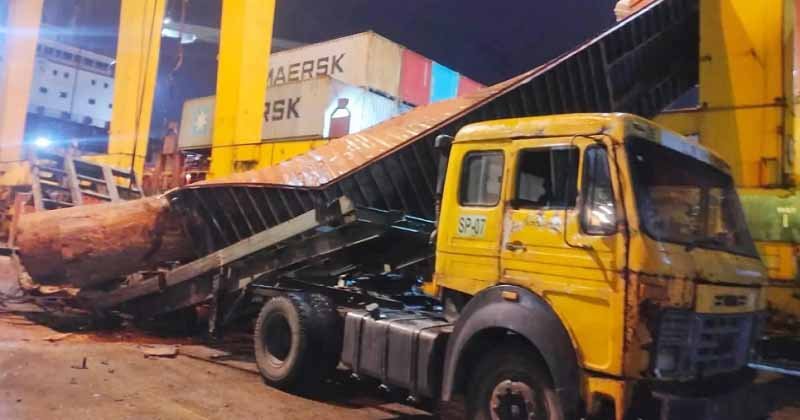 ক্যাবল ছিঁড়ে চট্টগ্রাম বন্দরে ট্রেলার ট্রাক ও কন্টেইনার ভেঙে দুভাগ