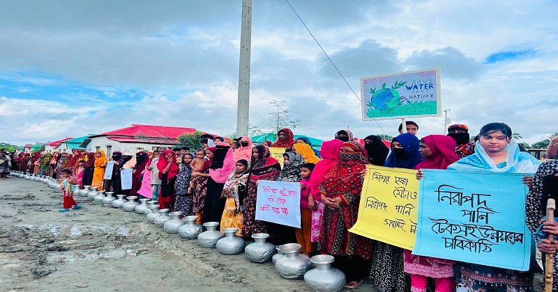 “লবন জলে জীবন জ্বলে” এই শ্লোগানে কলসি নিয়ে প্রচারাভিযান