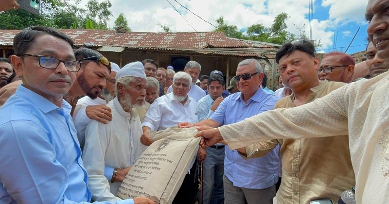 ১১ দৃষ্টিপ্রতিবন্ধী পরিবারের পাশে এমপি নাসের রহমান