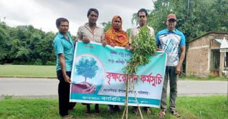 পাইকগাছায় বনবিবির উদ্যোগে বৃক্ষরোপণ
