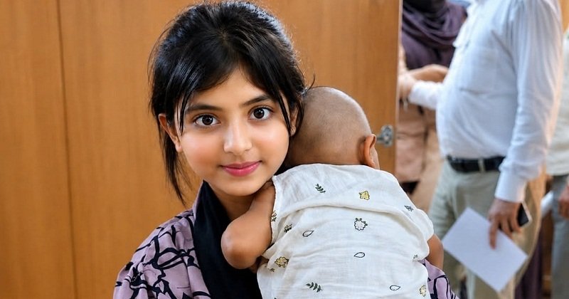কিশোরী মায়ের কোলে ৭ মাসের সন্তান, ভাইরাল ঘটনার নেপথ্যে কী?