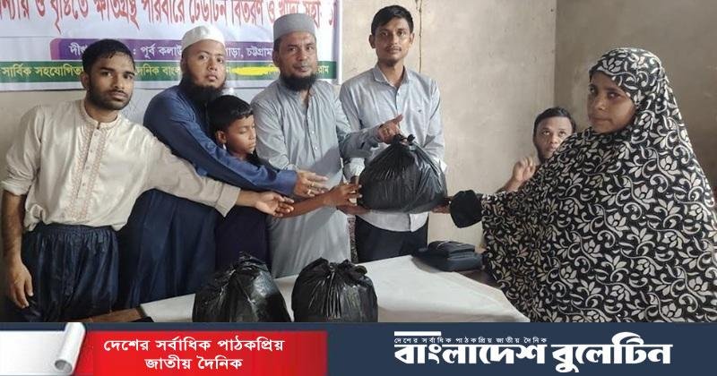 ঢাকা বিশ্ববিদ্যালয়ের শিক্ষকদের অর্থায়নে বন্যা দূর্গতদের মাঝে ত্রাণ বিতরণ
