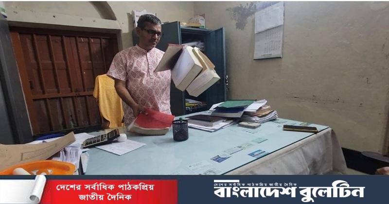 ঝালকাঠিতে ছুটির রাতে খোলা ভূমি অফিস, ভেতরে তহশিলদার! অতিরিক্ত অর্থ আদায়ের অভিযোগ