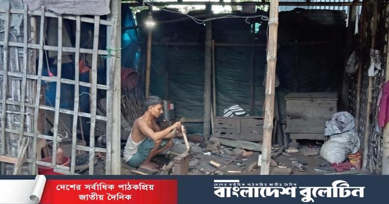 হাতুড়ির টুংটাং শব্দে ভাটা, কেমন আছেন রাজারহাটের কামাররা?