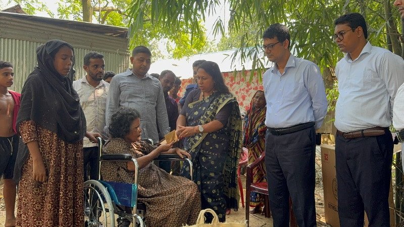 ১০ বছর পর ঘরের বাইরে জমেলা, হুইলচেয়ারে বসালেন ডিসি