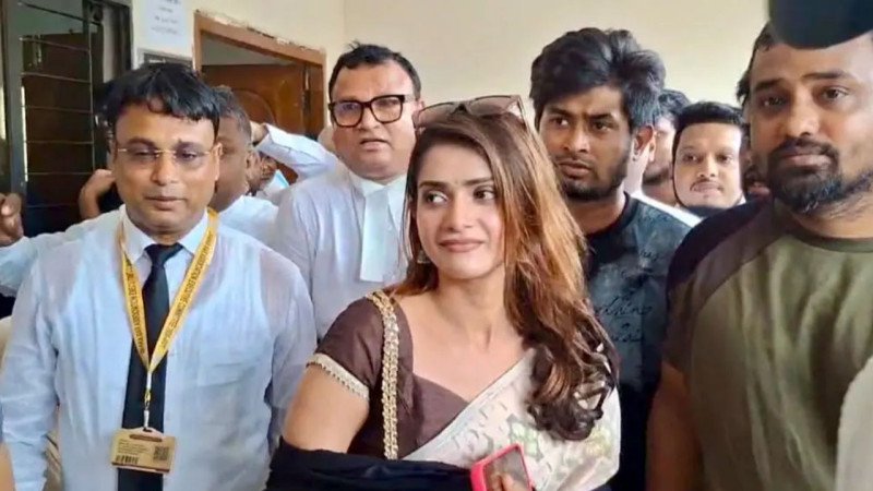 সম্মানহানি হয়েছে: শাড়িকাণ্ড নিয়ে তিশার অভিযোগ