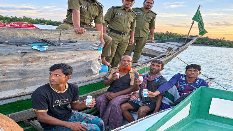 সুন্দরবনে বিষ দিয়ে মাছ শিকার, ভুয়া নামে কারাগারে চার জেলে