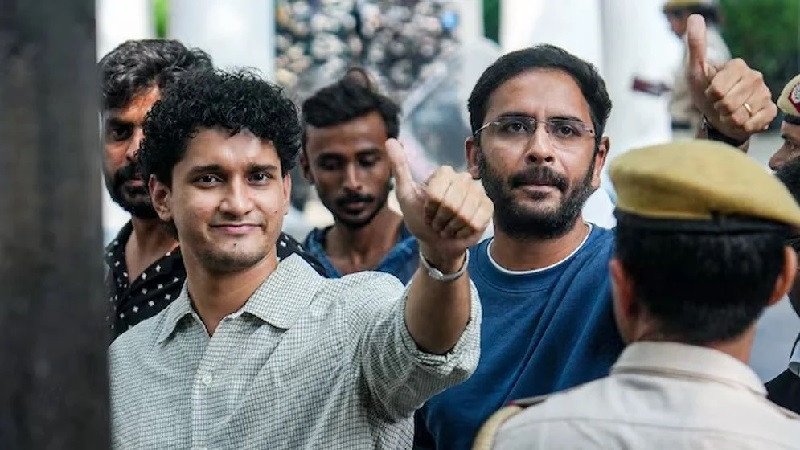 দিল্লিতে জাতীয় পতাকা ওড়ানোয় আটক দুই নেতার মুক্তির আবেদন