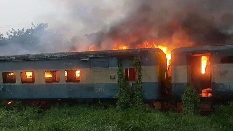 চট্টগ্রামে পরিত্যক্ত ট্রেনের বগিতে আগুন