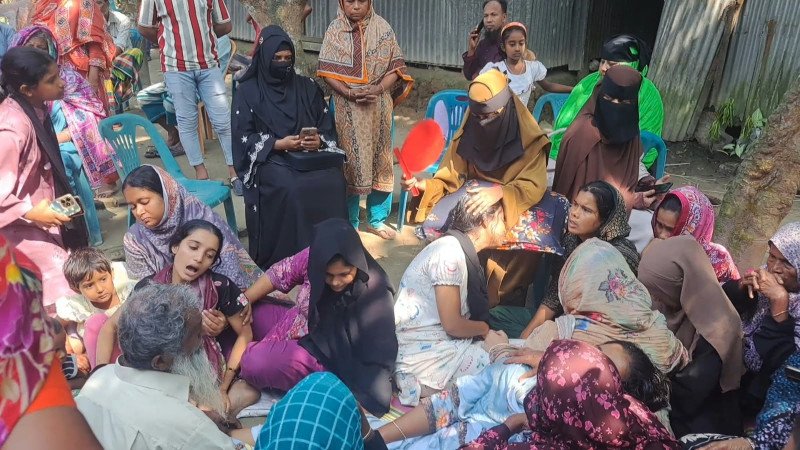রাজাপুরে ইজিবাইক উল্টে প্রাণ গেল ১০ বছরের শিশুর